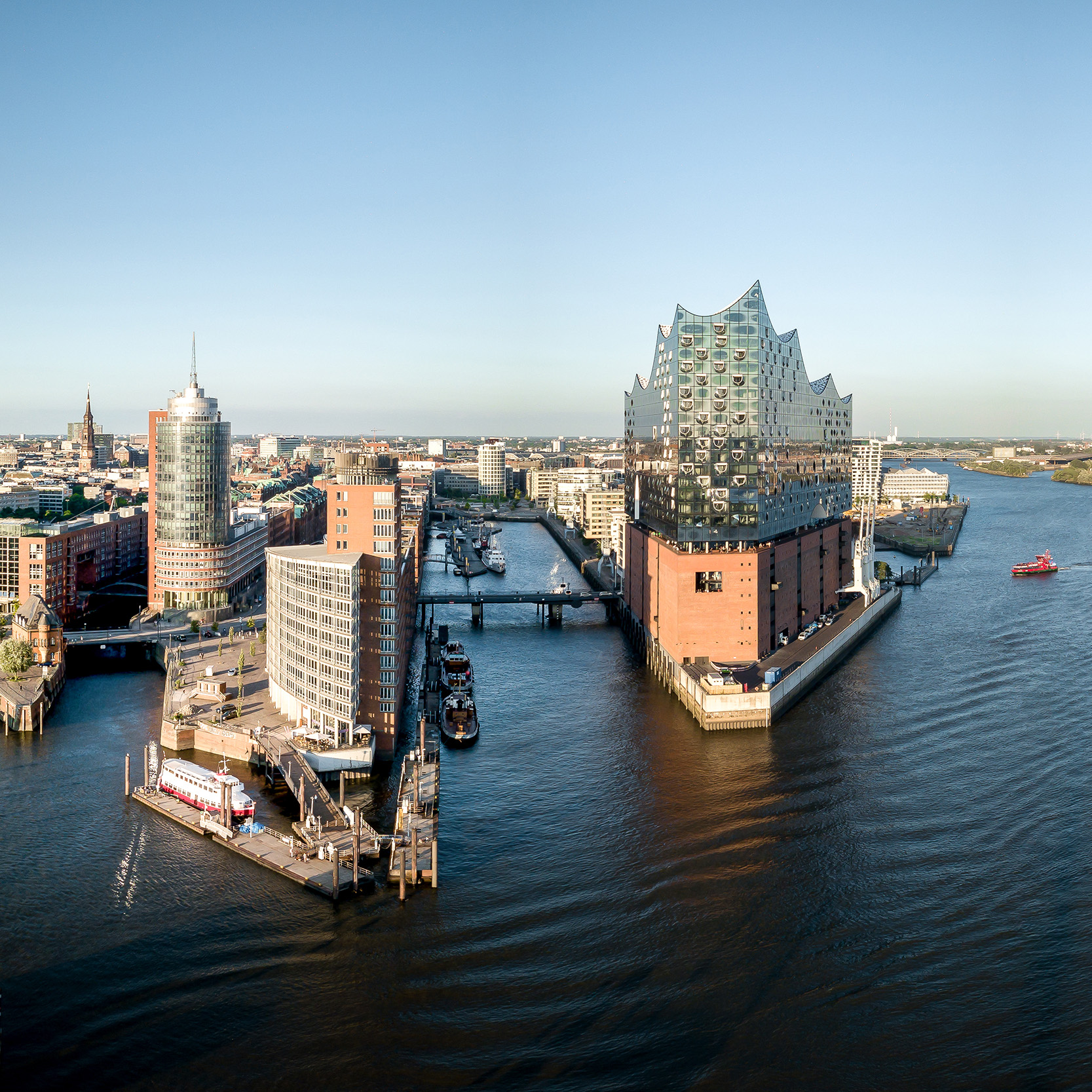 Blick auf die Speicherstadt und die Elbphilharmonie Hamburg